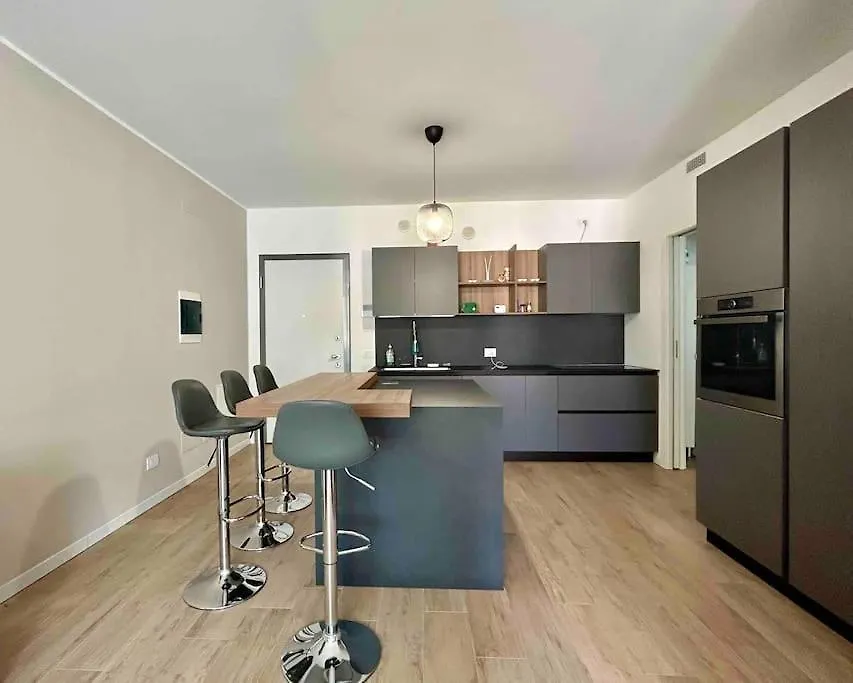 10 Min Airport+Free Private Parking5 Min Train Apartment Bergamo